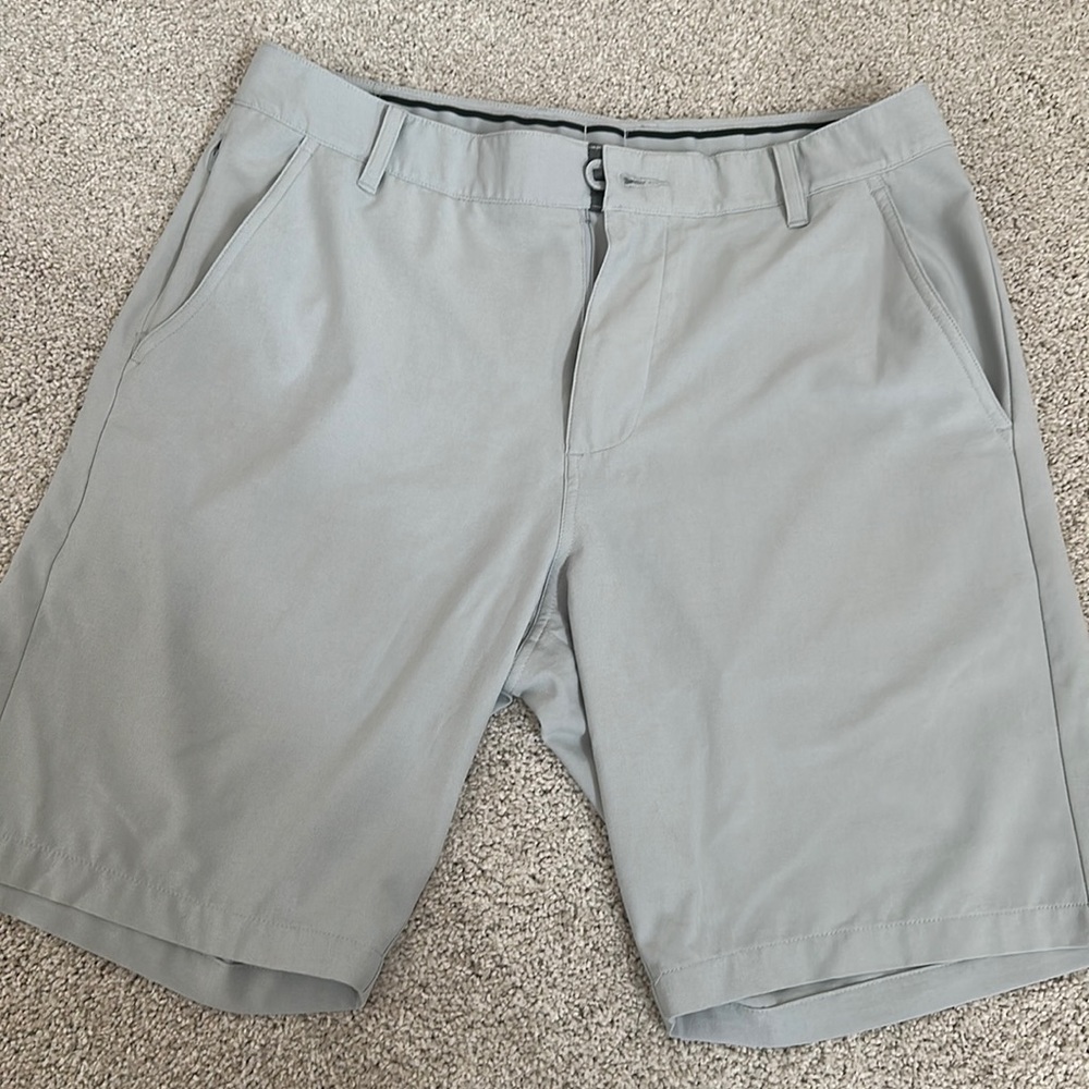 Mens Puma Golf shorts. Size 30. Light gray Great Condition!